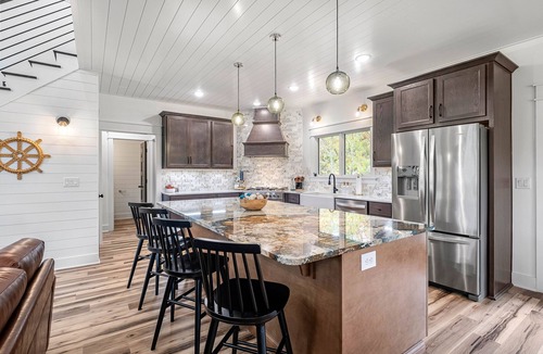 Taswell House | LUXURY✨ SUMMER TRIP💦 HOT TUB 🧖🏼‍♀️ POOL TABLE🎱 MULTIFAMILY 🛏️ 1 MILE TO BOAT RAMP🚤