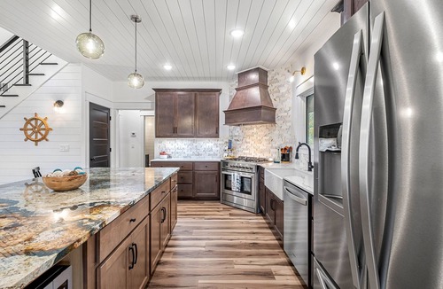 Taswell House | LUXURY✨ SUMMER TRIP💦 HOT TUB 🧖🏼‍♀️ POOL TABLE🎱 MULTIFAMILY 🛏️ 1 MILE TO BOAT RAMP🚤
