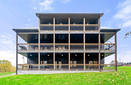 Taswell House | LUXURY✨ SUMMER TRIP💦 HOT TUB 🧖🏼‍♀️ POOL TABLE🎱 MULTIFAMILY 🛏️ 1 MILE TO BOAT RAMP🚤