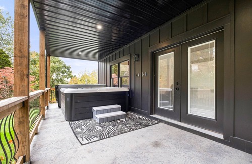 Taswell House | LUXURY✨ SUMMER TRIP💦 HOT TUB 🧖🏼‍♀️ POOL TABLE🎱 MULTIFAMILY 🛏️ 1 MILE TO BOAT RAMP🚤