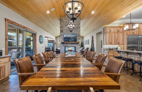Sunriver House | Luxury Sunriver Home w/Bar, Hot Tub, 8 Bed 9 bath