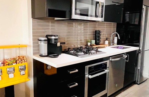 Connaught Apartment | Luxury Sunset Suite - Downtown, full kitchen, private balcony with FREE parking