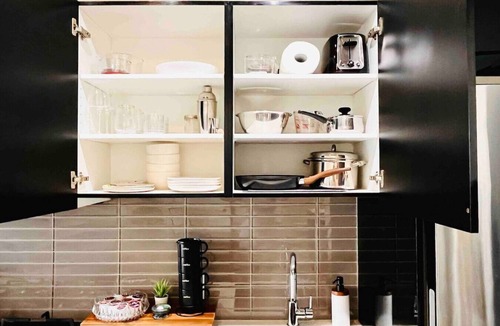 Connaught Apartment | Luxury Sunset Suite - Downtown, full kitchen, private balcony with FREE parking