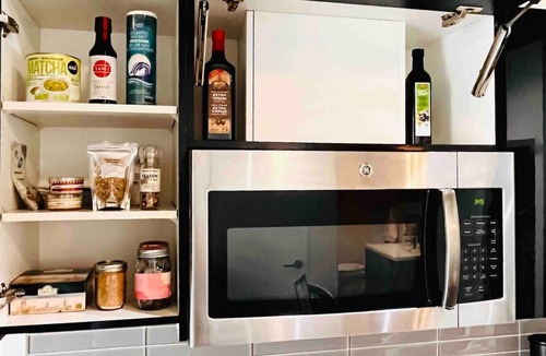 Connaught Apartment | Luxury Sunset Suite - Downtown, full kitchen, private balcony with FREE parking