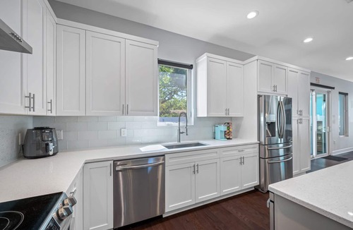 Riverside Heights Cottage | Luxury Tampa Home w/Pool, Jacuzzi & Amenities