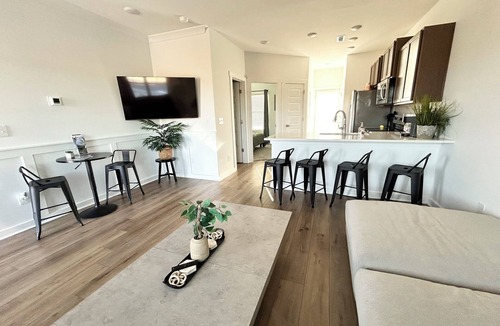 Normal Cottage | Luxury TH- 3 bed-3 full baths-4TVs-WiFi-Location