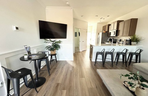 Normal Cottage | Luxury TH- 3 bed-3 full baths-4TVs-WiFi-Location