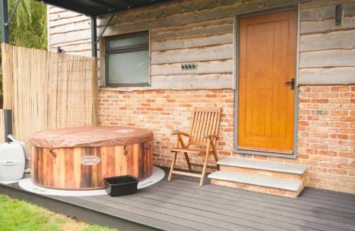 Romsey House | Luxury three bedroom property with hot tub