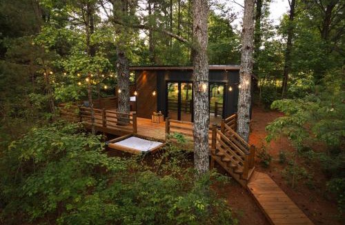 Guntersville House | Luxury tiny cottage with deck hammock and hot tub!