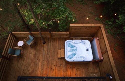 Guntersville House | Luxury tiny cottage with deck hammock and hot tub!