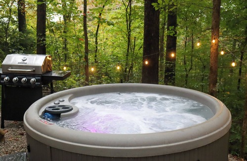 Sparta House | Luxury Tiny Retreat Hot Tub & Fire Pit