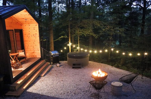 Sparta House | Luxury Tiny Retreat Hot Tub & Fire Pit