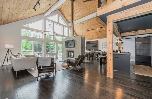 Tobermory Cabin | Luxury Tobermory Retreat: Modern Home and Hot Tub