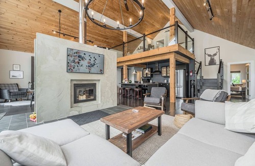 Tobermory Cabin | Luxury Tobermory Retreat: Modern Home and Hot Tub