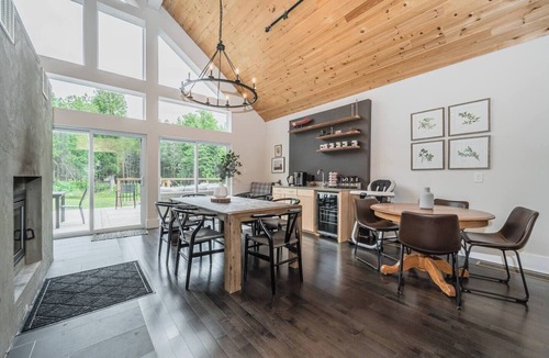 Tobermory Cabin | Luxury Tobermory Retreat: Modern Home and Hot Tub