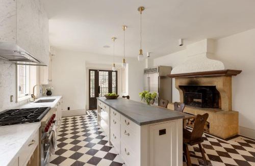North Toronto Villa | Luxury Toronto Villa with Heated Pool, Sauna & Rooftop Deck