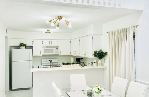 Sugar Land Condo | Luxury Touches + Pool + Quartz + Gold Details