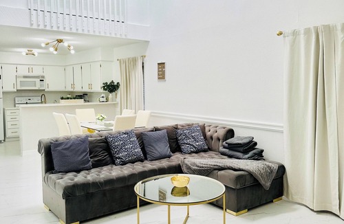 Sugar Land Condo | Luxury Touches + Pool + Quartz + Gold Details