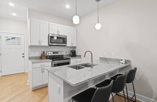 Rochester House | Luxury Townhome | 5 Mins-Roc Airport | WiFi