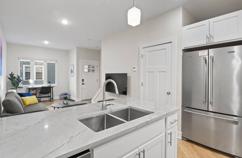 Rochester House | Luxury Townhome | 5 Mins-Roc Airport | WiFi