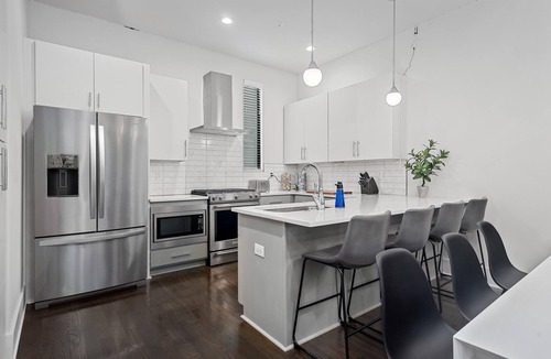 Midtown House | Luxury Townhome/9 BEDS Next to Vandy/Belmont & 2 Miles to Downtown