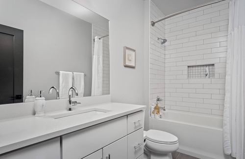 Midtown House | Luxury Townhome/9 BEDS Next to Vandy/Belmont & 2 Miles to Downtown