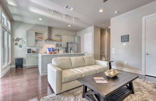 Southtown Condo | Luxury Townhome - King William/Southtown