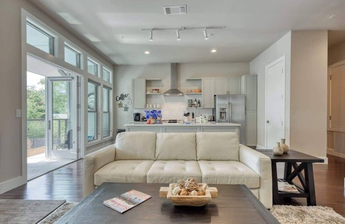 Southtown Condo | Luxury Townhome - King William/Southtown