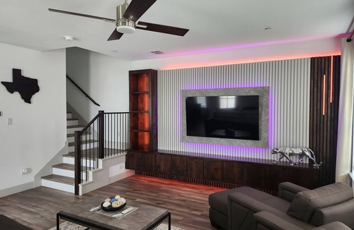 Frisco House | Luxury townhome located conveniently near Frisco Downtown.