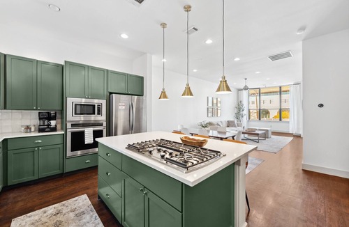 Fort Worth House | Luxury Townhome off Magnolia Ave - 3B/3.5BA with garage!