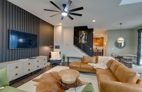 Edgehill Villa | Luxury Townhome! Rooftop/Game Room! Near Broadway!