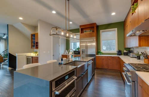 Edgehill Villa | Luxury Townhome! Rooftop/Game Room! Near Broadway!
