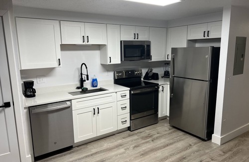 Evanston House | Luxury Townhome - Two King Size Beds