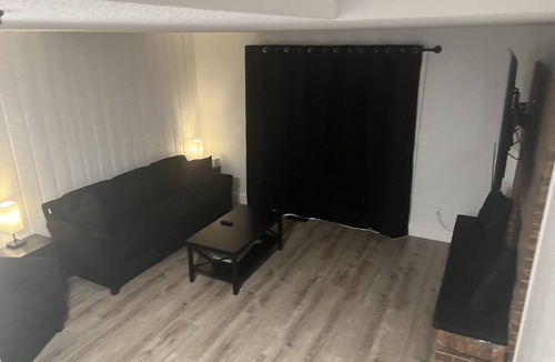 Evanston House | Luxury Townhome - Two King Size Beds