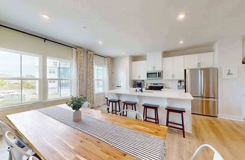Bayside Condo | Luxury townhome w/pool & clubhouse access, community dock, kitchen & free WiFi