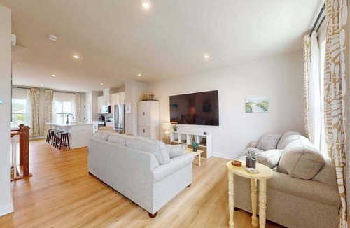 Bayside Condo | Luxury townhome w/pool & clubhouse access, community dock, kitchen & free WiFi