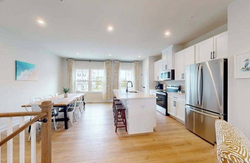 Bayside Condo | Luxury townhome w/pool & clubhouse access, community dock, kitchen & free WiFi