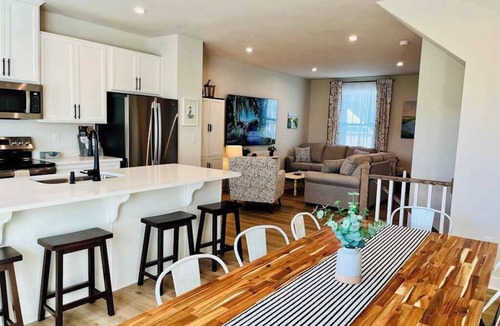 Bayside Condo | Luxury townhome w/pool & clubhouse access, community dock, kitchen & free WiFi