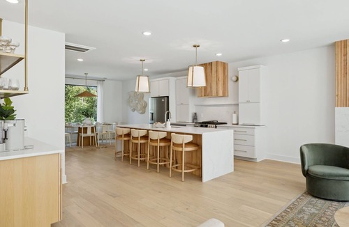 Hurwood Heights Apartment | Luxury townhome w/rooftop hot tub & skyline views