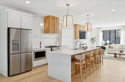 Hurwood Heights Apartment | Luxury townhome w/rooftop hot tub & skyline views
