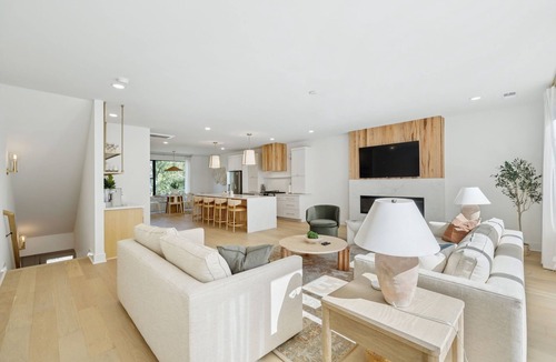 Hurwood Heights Apartment | Luxury townhome w/rooftop hot tub & skyline views