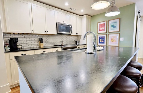 Downtown Knoxville Apartment | Luxury Townhome Walkable to Old City & DT Knox