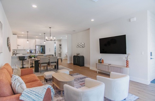 McNeil House | LUXURY TOWNHOME WITH 4-bedroom townhome in charming Austin CENTRALLY LOCATED.