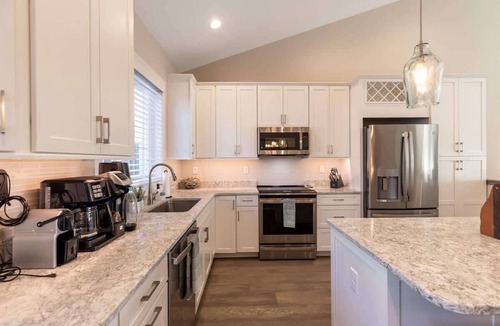 Caine Woods Condo | Luxury Townhome with Pool, Walk to Beach