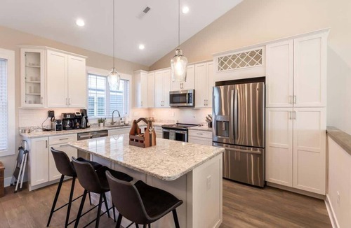 Caine Woods Condo | Luxury Townhome with Pool, Walk to Beach