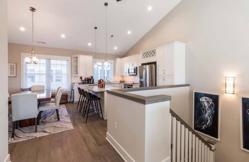 Caine Woods Condo | Luxury Townhome with Pool, Walk to Beach
