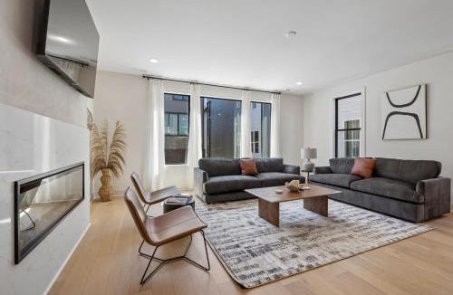 Hurwood Heights House | Luxury Townhouse With Exclusive Rooftop Hot Tub