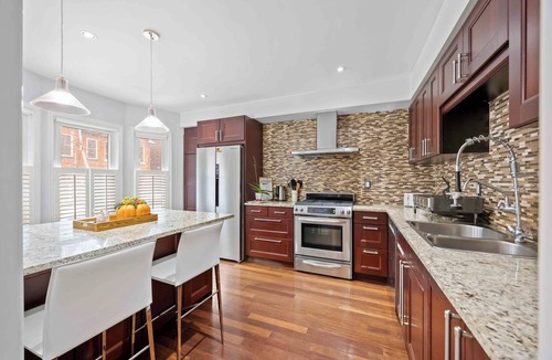Cabbagetown House | Luxury Townhouses with 6 Double Beds 5 Star Rate Supper Host