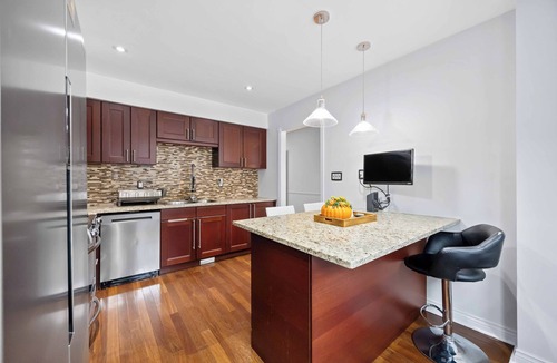 Cabbagetown House | Luxury Townhouses with 6 Double Beds 5 Star Rate Supper Host