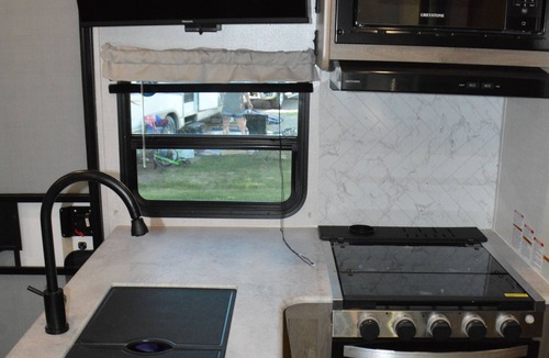 Duchess House | "Luxury Trailer Getaway – Cobblestone RV Park (Sleeps 6!)"